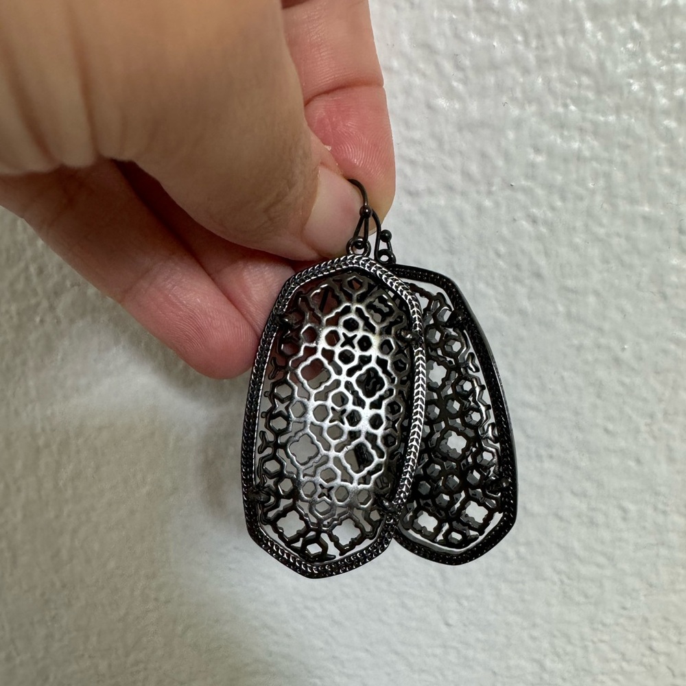 Kendra Scott eating only worn once